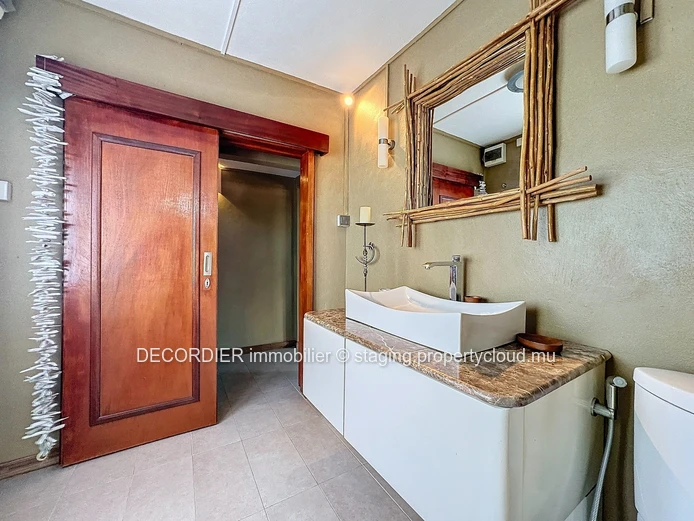 Contemporary house with swimming pool and garden - Accessible to foreigners