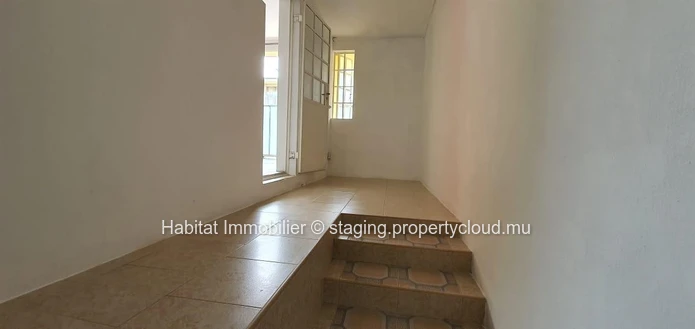 A VENDRE - Maison de plain-pied non meublée de 258 m2 sur un terrain de 155 toises située sur la route principale à L...