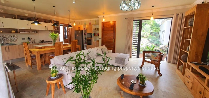 FOR SALE - Magnificent furnished and equipped single-storey house of 356 m2 on a plot of 444 toises located in Petite...