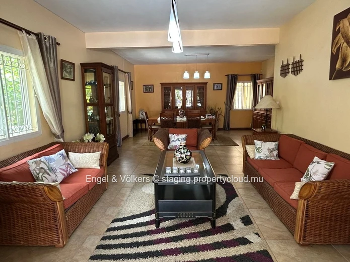 Charming and Spacious 5-Bedroom House for Rent – Large Plot, Private Pool & Peaceful Setting