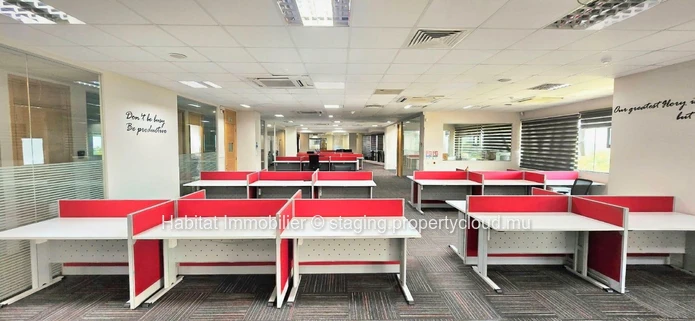 To rent : This air-conditioned furnished office of 984 m² is located in the heart of the prestigious business centre ...