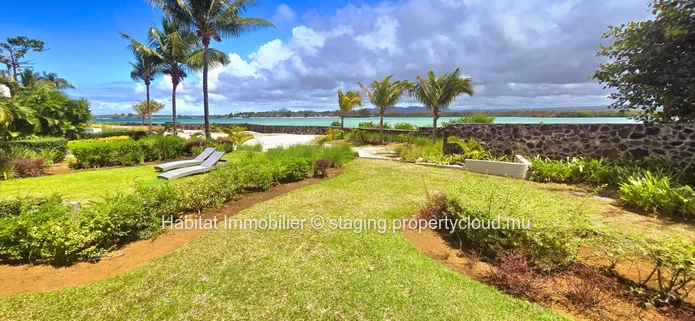 Cette somptueuse villa pieds dans l'eau non-meublée de 300 m² nichée au sein d'une résidence intimiste et sécurisée, ...