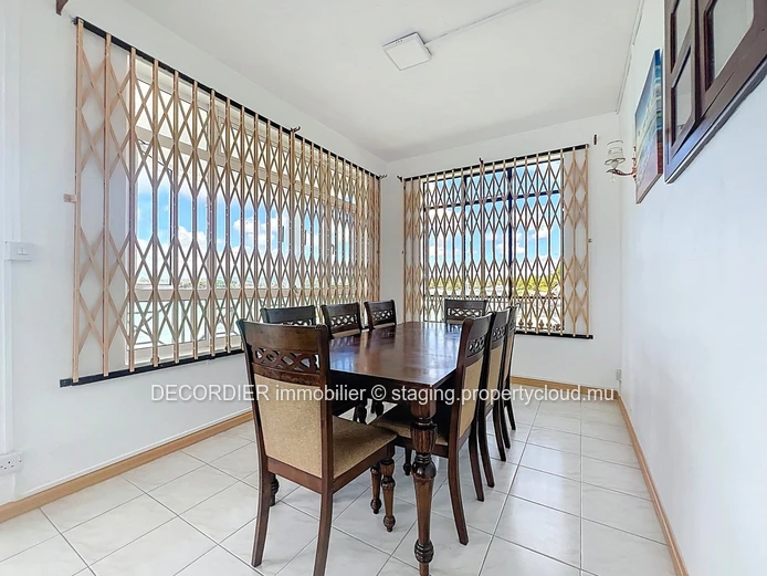 Ideal house on the seafront with private beach