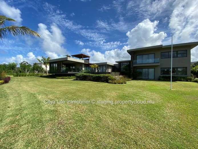 Villa IRS à vendre à Beau Champ, 492m² habitables sur 2.252m² de terrain, 4 chambres, piscine privée, proche des comm...