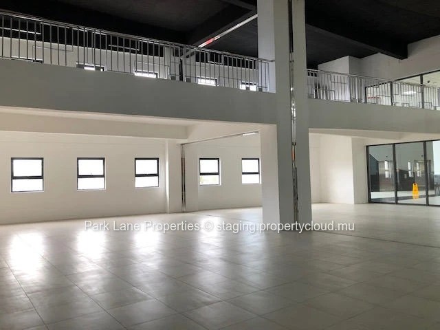 Modern  office with mezzanine in Phoenix – Central location with easy motorway access