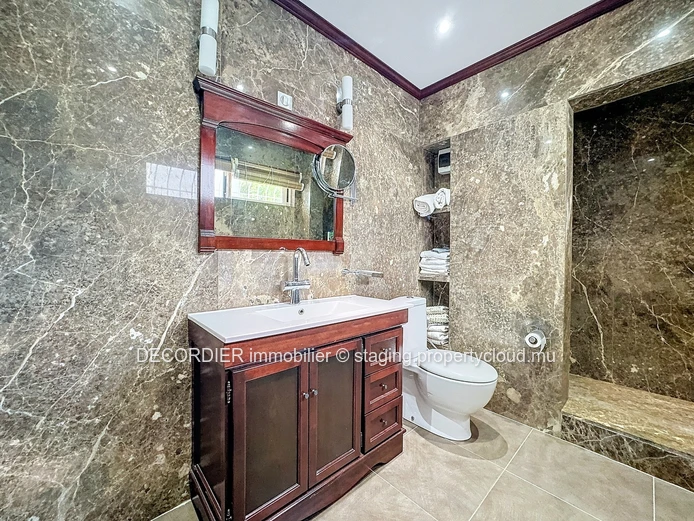 Contemporary house with swimming pool and garden - Accessible to foreigners