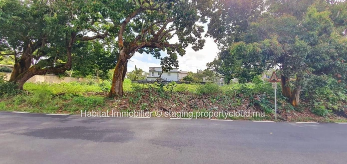 A VENDRE - Occasion unique d'acquérir ce terrain d'angle de 409 toises (1,554 m2) à Curepipe