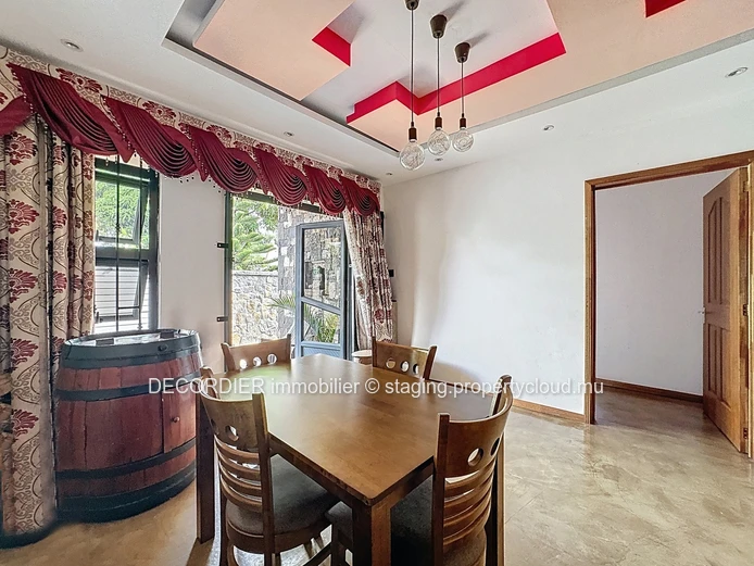Spacious Contemporary House with Three Bedrooms