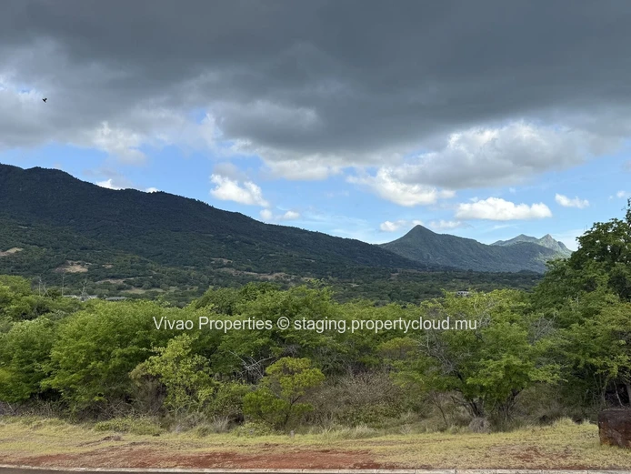 Rare terrain résidentiel d'un arpent à vendre au sein du Domaine de Palmyre à Petite Rivière Noire - Rs 30M.
