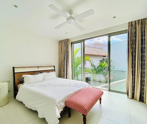 Spacious 5 bedroom villa with stunning views on the marina!!!