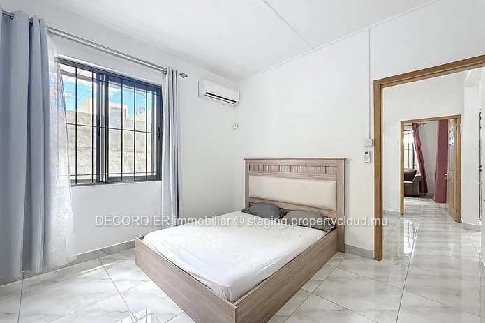 Maison moderne avec piscine privée.