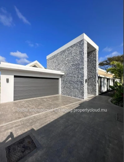 Villa à vendre Pereybere, 438m², 4 chambres, piscine privée, proche commodités. Climatisée, garage.