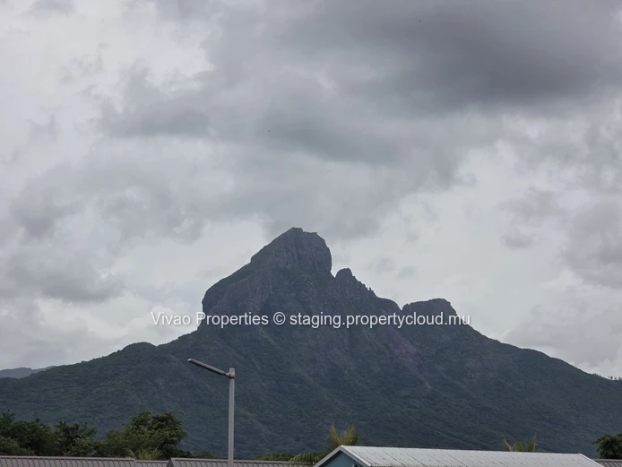 Terrain résidentiel de 3083m2 à vendre en Morcellement sécurisé à Tamarin, vue montagnes. Prix Rs.