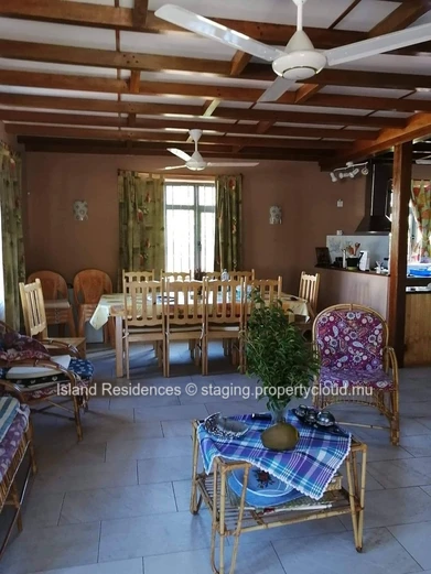 Jolie maison de charme avec toit 2 pans et charpente apparente dans un environnement calme et proche des commerces