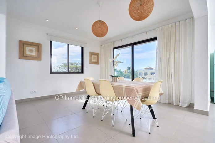 Appartement R+2 à vendre à PEREYBERE, Grand Baie, 120m², 2 chambres, piscine commune, parking gardé, meublé, 295 000 €.