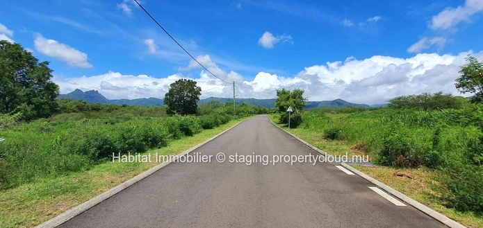 A VENDRE - Terrain unique de 7 arpents relié à la rivière de Tamarin a des dimensions généreuses pour un développemen...