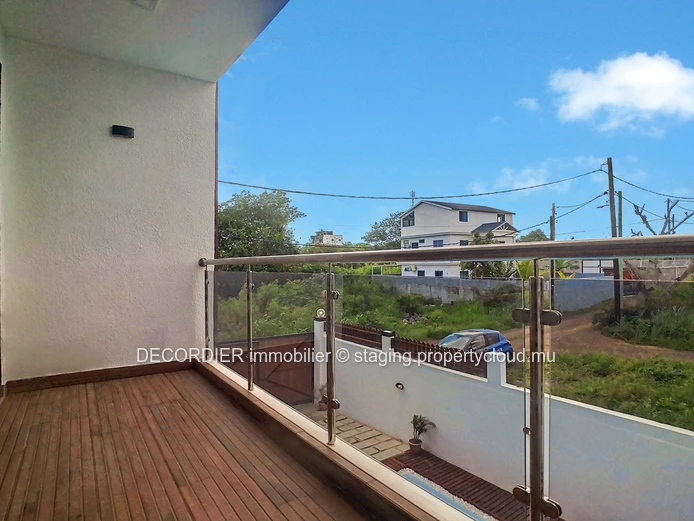 Belle maison moderne avec une piscine et un grand rooftop