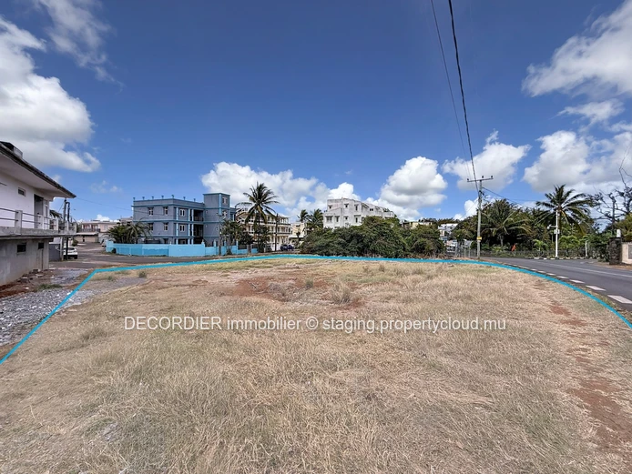 À vendre – Terrain résidentiel et commercial à Pointe aux Piments.