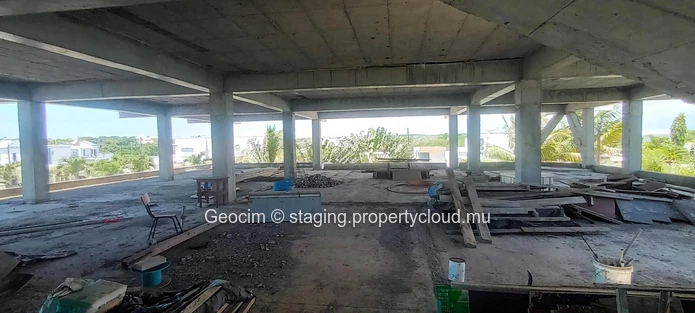Grand Baie Chemin 20 pieds terrain commercial de 61 perches avec permis obtenu pour Immeuble R + 2 de 1525 m2. (Mandat exclusif)