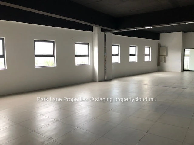 Modern  office with mezzanine in Phoenix – Central location with easy motorway access