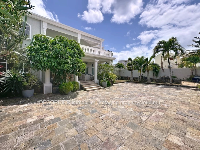 To rent – Elegant Modern Colonial-Style House with Pool in Pointe aux Canonniers
