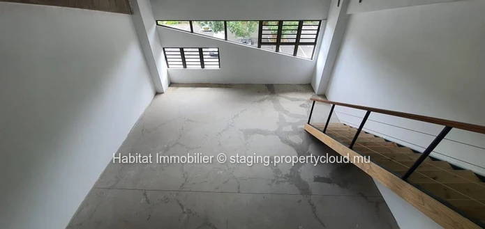 FOR SALE - This one unit unfurnished office space of 180 m2 including a mezzanine of 50 m2 is located in Floréal 
