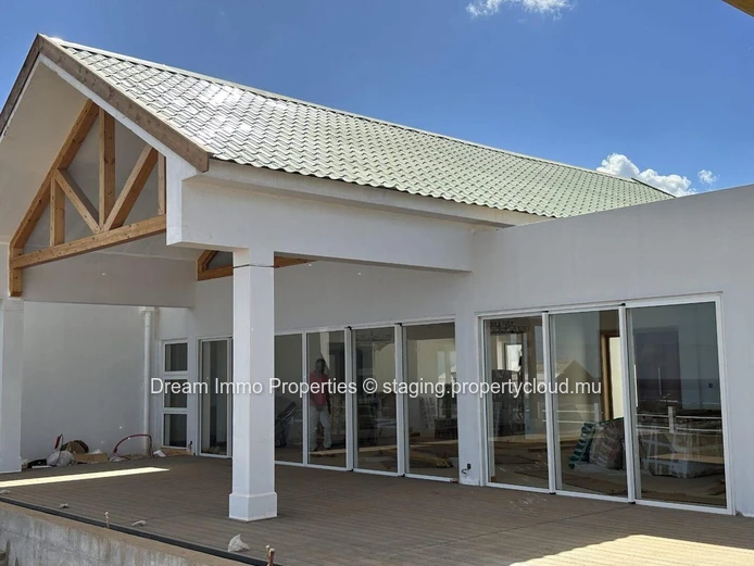 200M From The Sea! Amazing 3-Bedroom Villa With Beautiful Sea View Over Albion – Mauritius