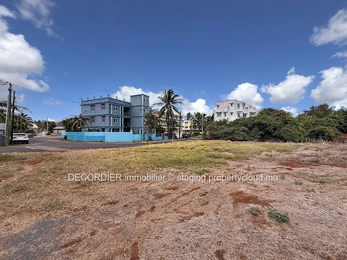 À vendre – Terrain résidentiel et commercial à Pointe aux Piments.