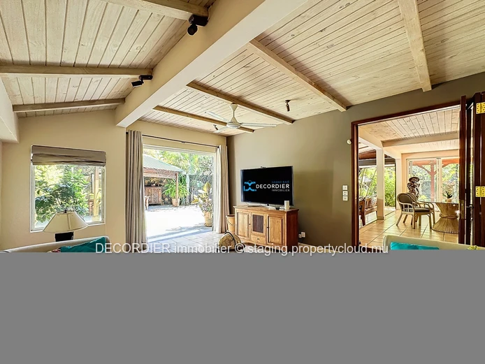 Grande maison contemporaine avec piscine et jardin