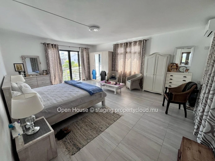 MAURITIAN VILLA in Grand Baie, 300m² living space, 353m² land, 3 bedrooms, office, garden, parking, close to schools,...