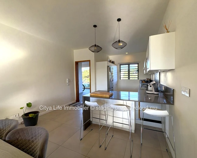 REZ+2 à vendre à Pereybere, 105m², 2 chambres, piscine commune, terrain en pleine propriété, parking, chauffe-eau sol...