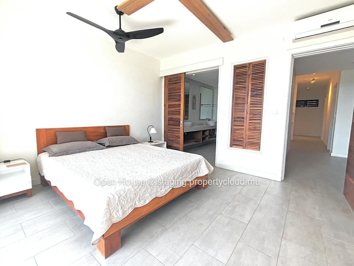 Townhouse/Duplex à vendre à Tamarin, Rivière Noire. Surface habitable de 230m², 3 chambres, bureau, piscine commune. ...