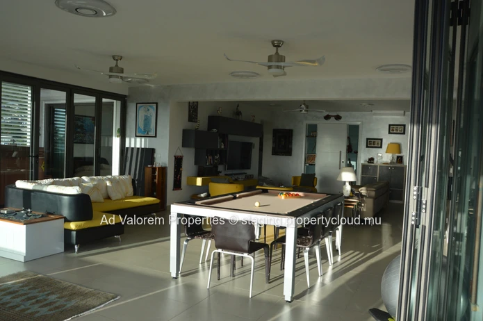 Beautiful penthouse for sale only two minutes from the beach of La Preneuse