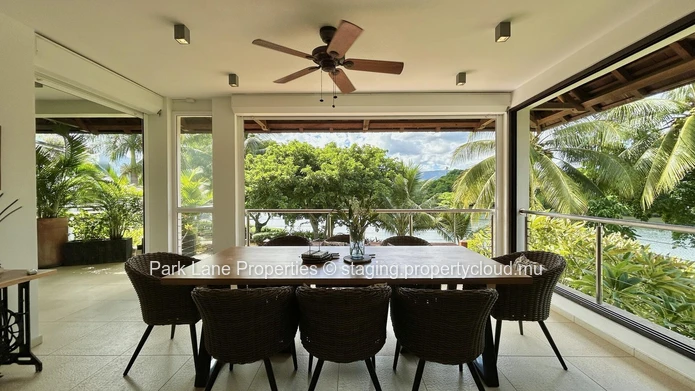 Unique 4-Bedroom Villa steps from Tamarin Beach
