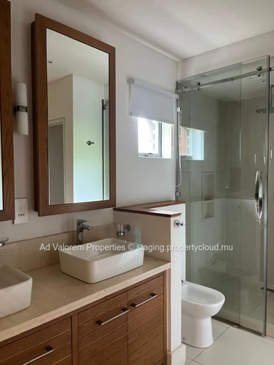 Appartement d’angle avec jardin, terrasses et piscine!