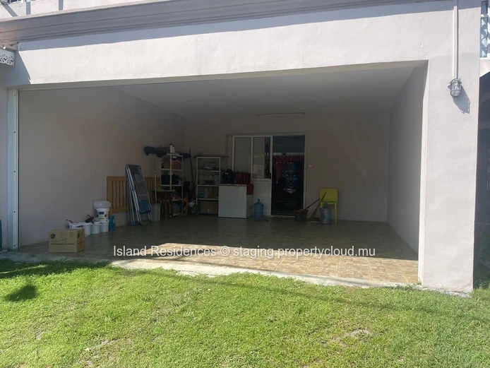 Très spacieuse villa tout confort avec 4 chambres, piscine et garage