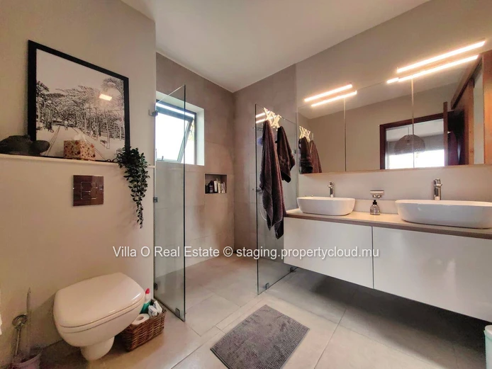 Sale accessible to Mauritians only. Lovely villa in a secure residence, 5 minutes from the beach and the center of Gr...