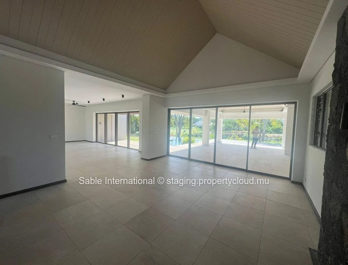 Villa RES à vendre à Beau Champ, 589m² habitable, 2.400m² terrain, 5 chambres, piscine privée, accès mer, salle de gym.