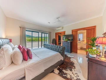 5 Bedroom Villa