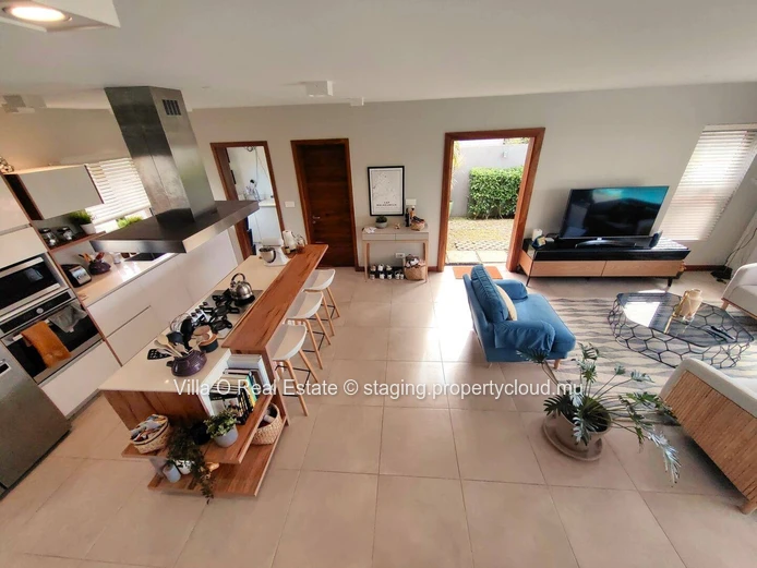 Sale accessible to Mauritians only. Lovely villa in a secure residence, 5 minutes from the beach and the center of Gr...
