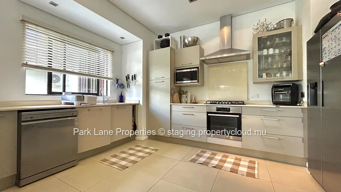 Unique 4-Bedroom Villa steps from Tamarin Beach