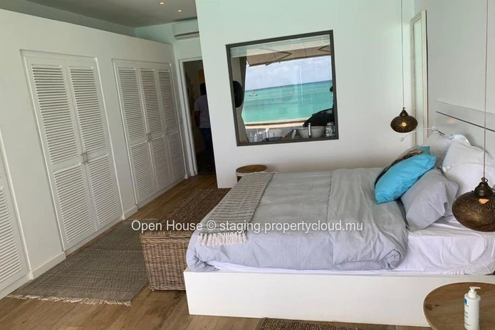 Penthouse pieds dans l'eau, 4 chambres, 4 salles de bain, piscine, vue sur la mer. Grand Baie. Marché local uniquement
