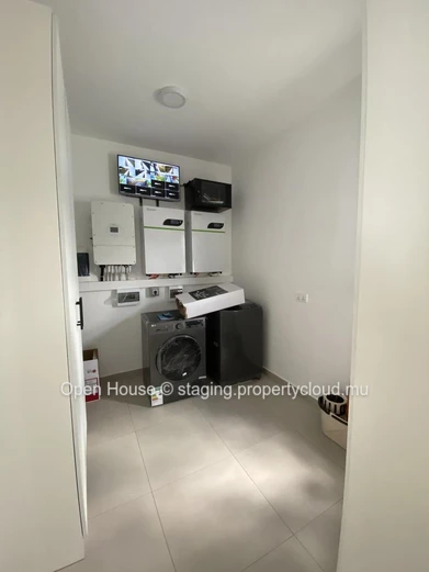 Villa meublée à louer à Péreybère, 162m², 3 chambres en suite, piscine privée, jardin, panneaux solaires, citerne d'e...
