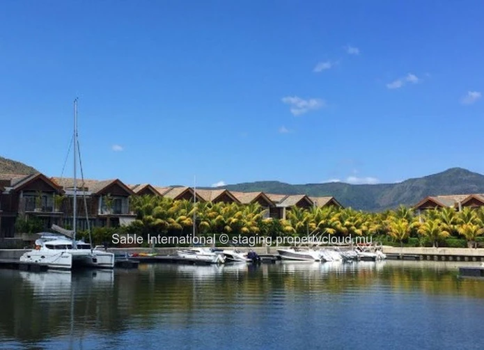 Appartement à vendre à Rivière Noire - Black River, 90 m², 2 chambres, piscine commune, vue rivière. Proche écoles, b...