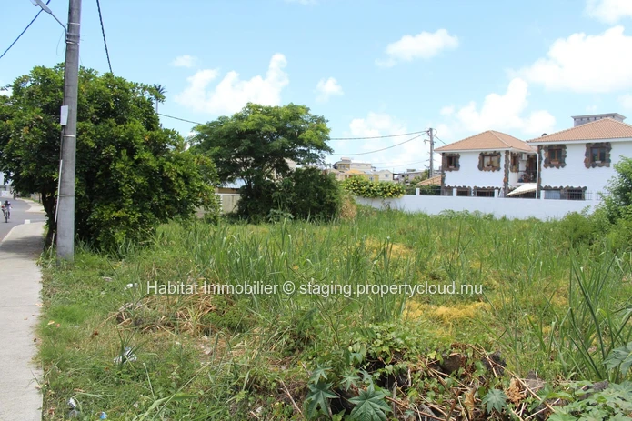 A VENDRE - Terrain commercial en toute propriété de 466 toises, avec accés sur 3 chemins à Mahébourg. 