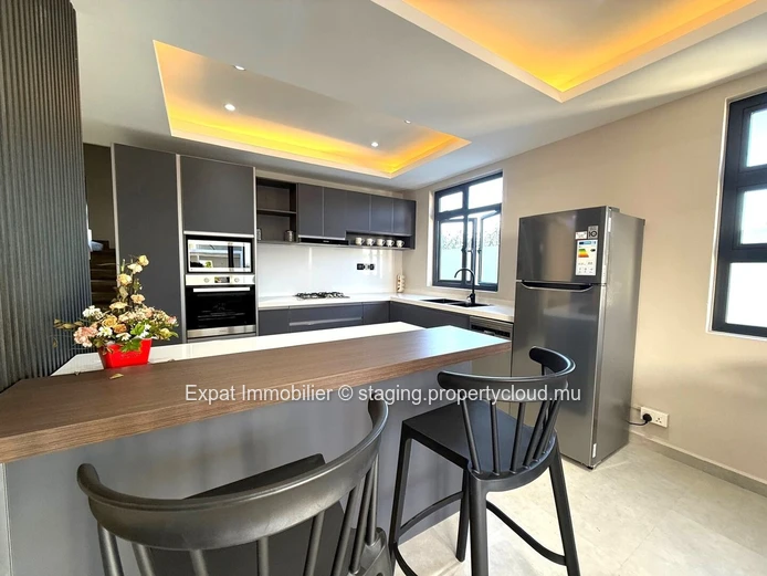 New contemporary villa with terrace, pool, and garden – Close to the beach