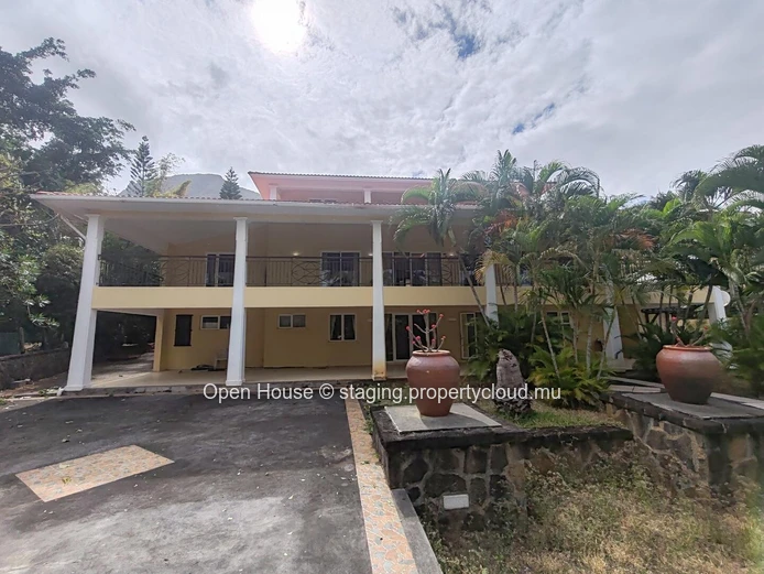 VILLA MAURICIEN à vendre à Tamarin, Rivière Noire. Surface habitable 600m², terrain 1,477m², 5 chambres, bureau, pisc...