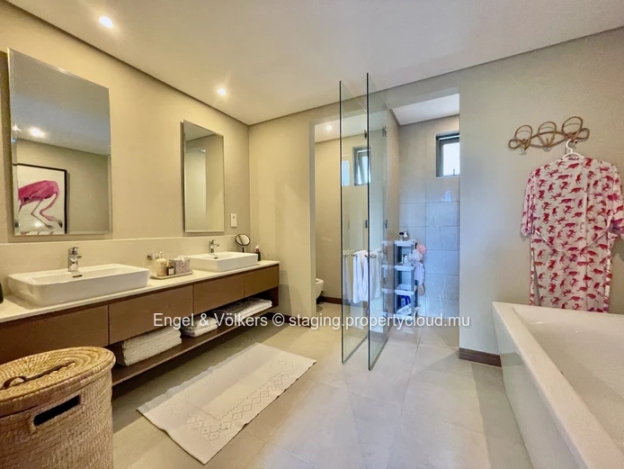 Elegant Coastal Apartment with Rooftop Pool & Sea Views