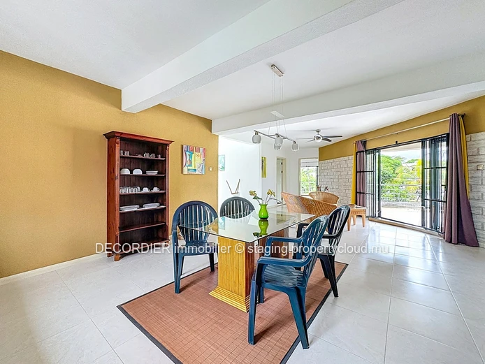 Unique opportunity: house with apartments, studio and sea view!