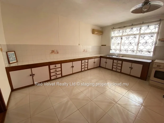  Family house of 6 bedrooms for Sale in Quatre Bornes !